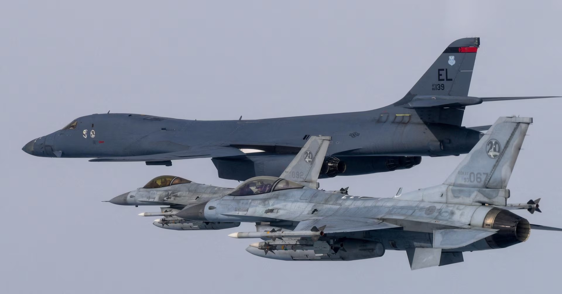 Lan song chi trich voi quan doi Han Quoc hinh anh