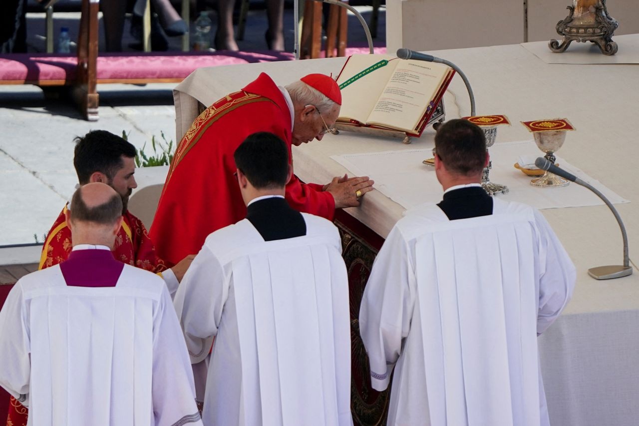 Giao hoang Francis anh 8