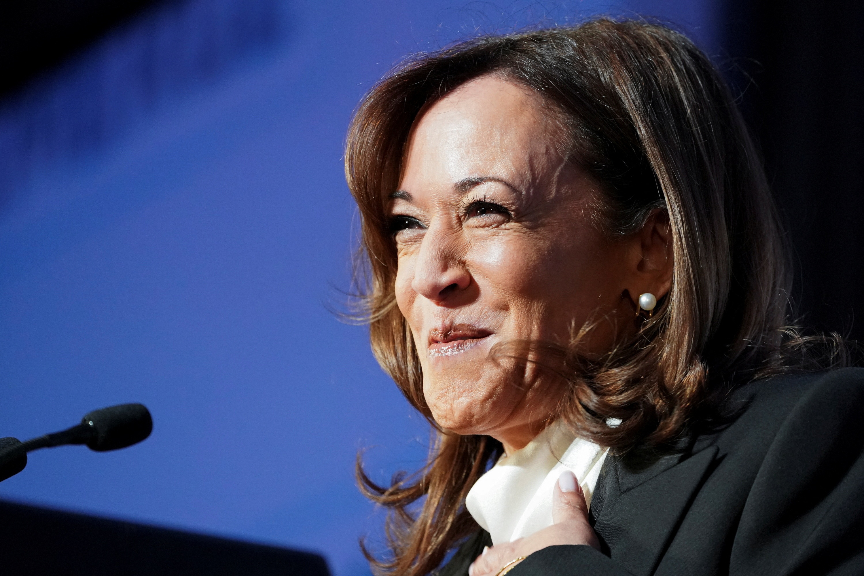 Ba Kamala Harris chi trich ong Trump hinh anh