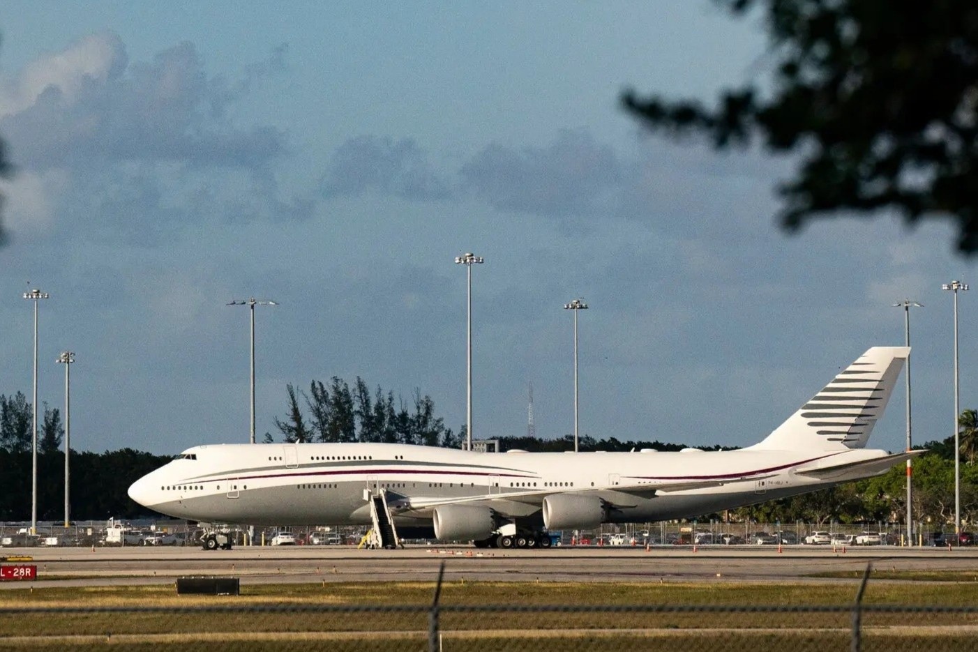 Chi phi nang cap chuyen co tang ong Trump gay tranh cai tai Quoc hoi hinh anh