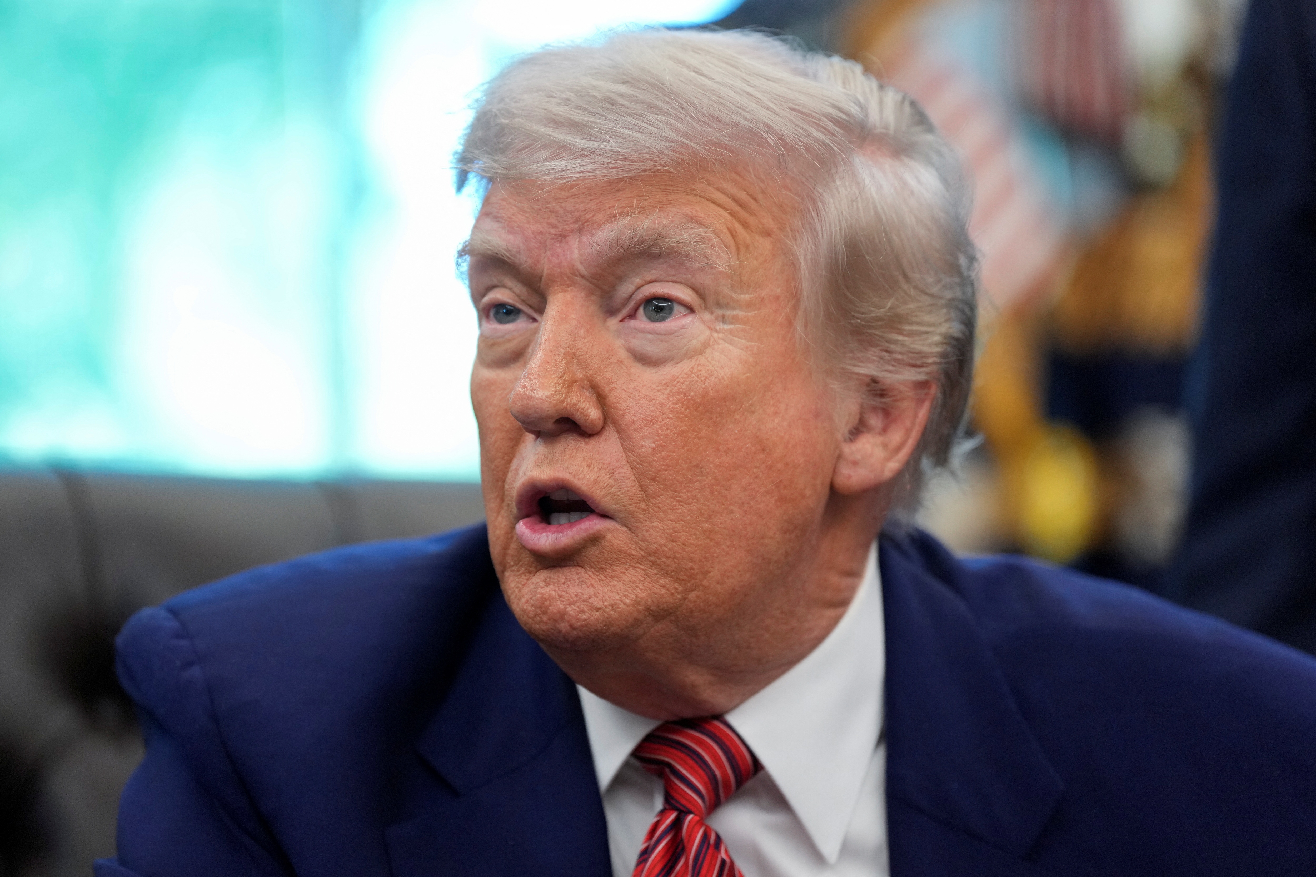 Dang sau tin hieu dung dam phan voi EU, trung phat Apple cua ong Trump hinh anh