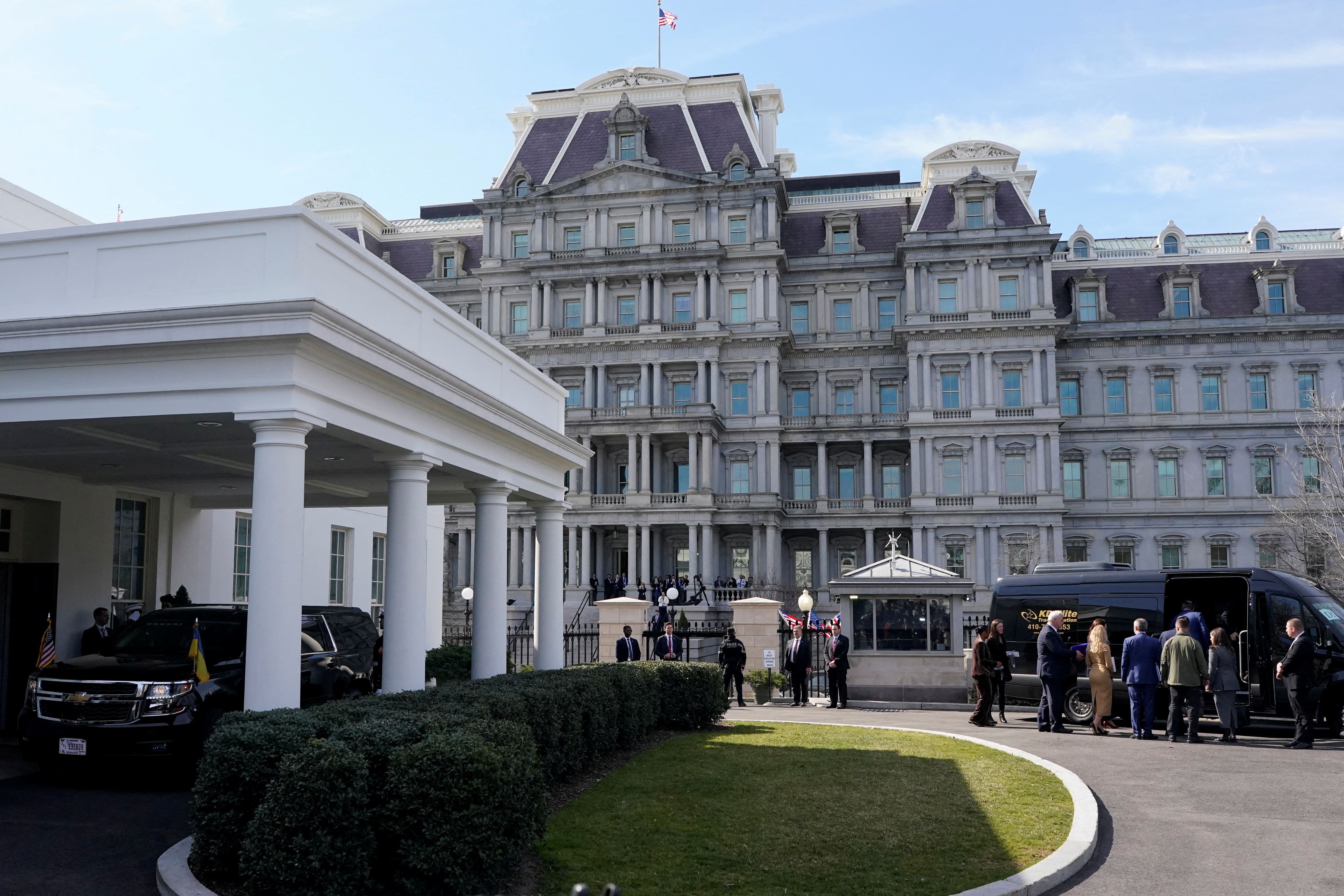 Tong thong Trump cai to manh tay Hoi dong An ninh Quoc gia hinh anh