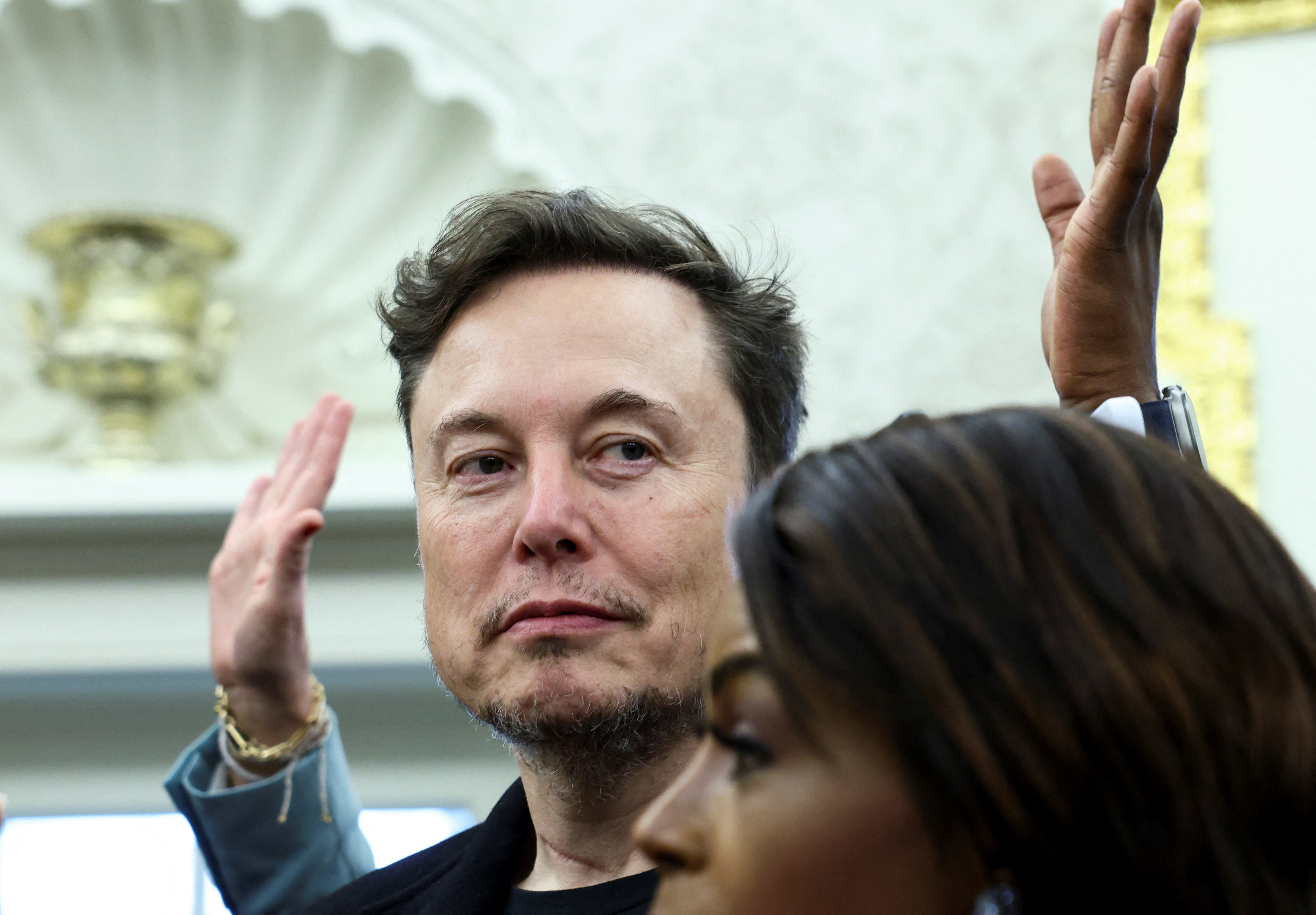 Elon Musk 'ra ria'? hinh anh