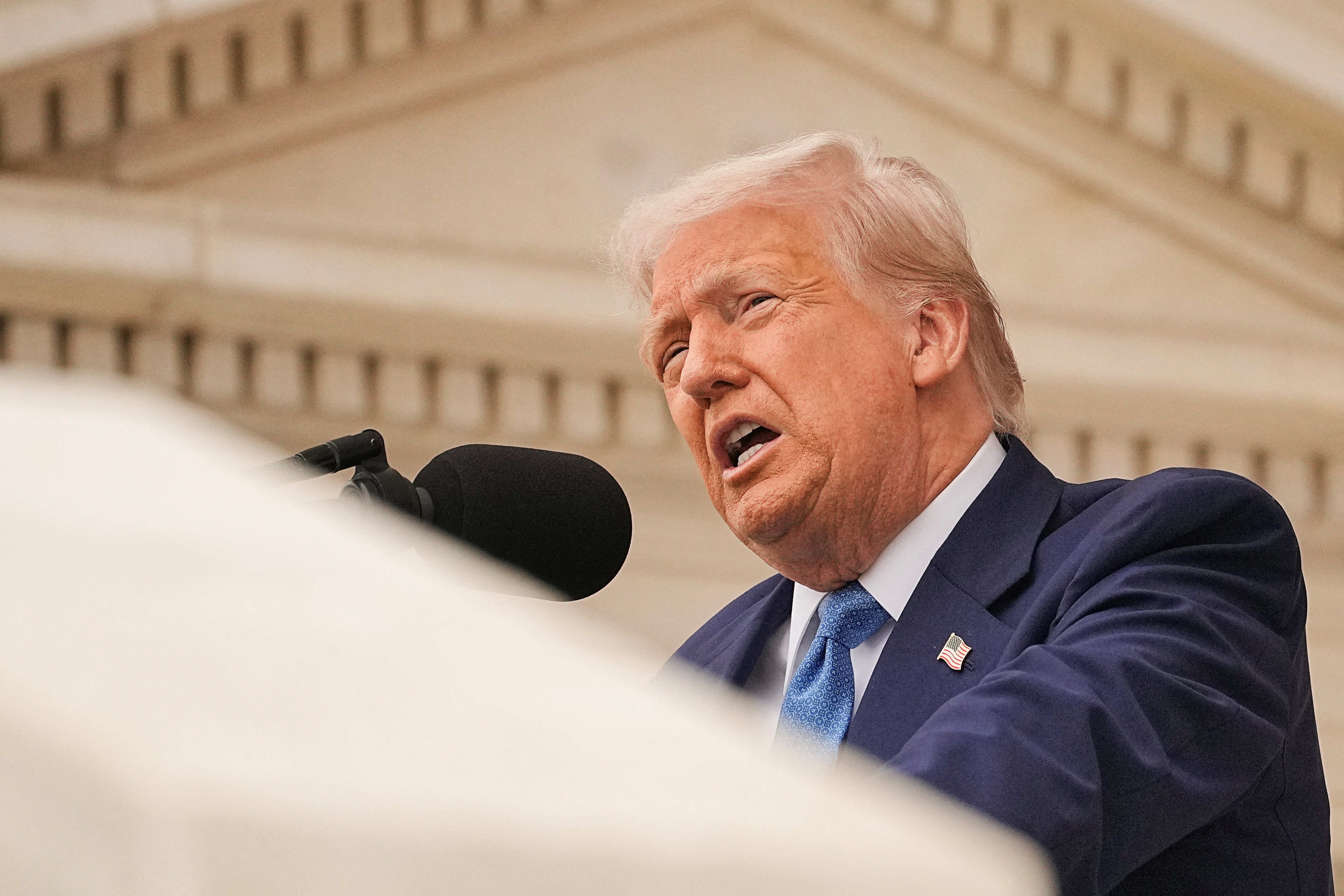 Dieu gi se xay ra sau khi lenh thue cua ong Trump bi chan? hinh anh