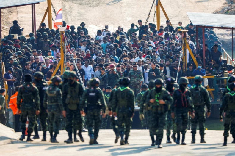 Giac mo tro ve xa voi tai 'cong xuong lua dao' Dong Nam A hinh anh