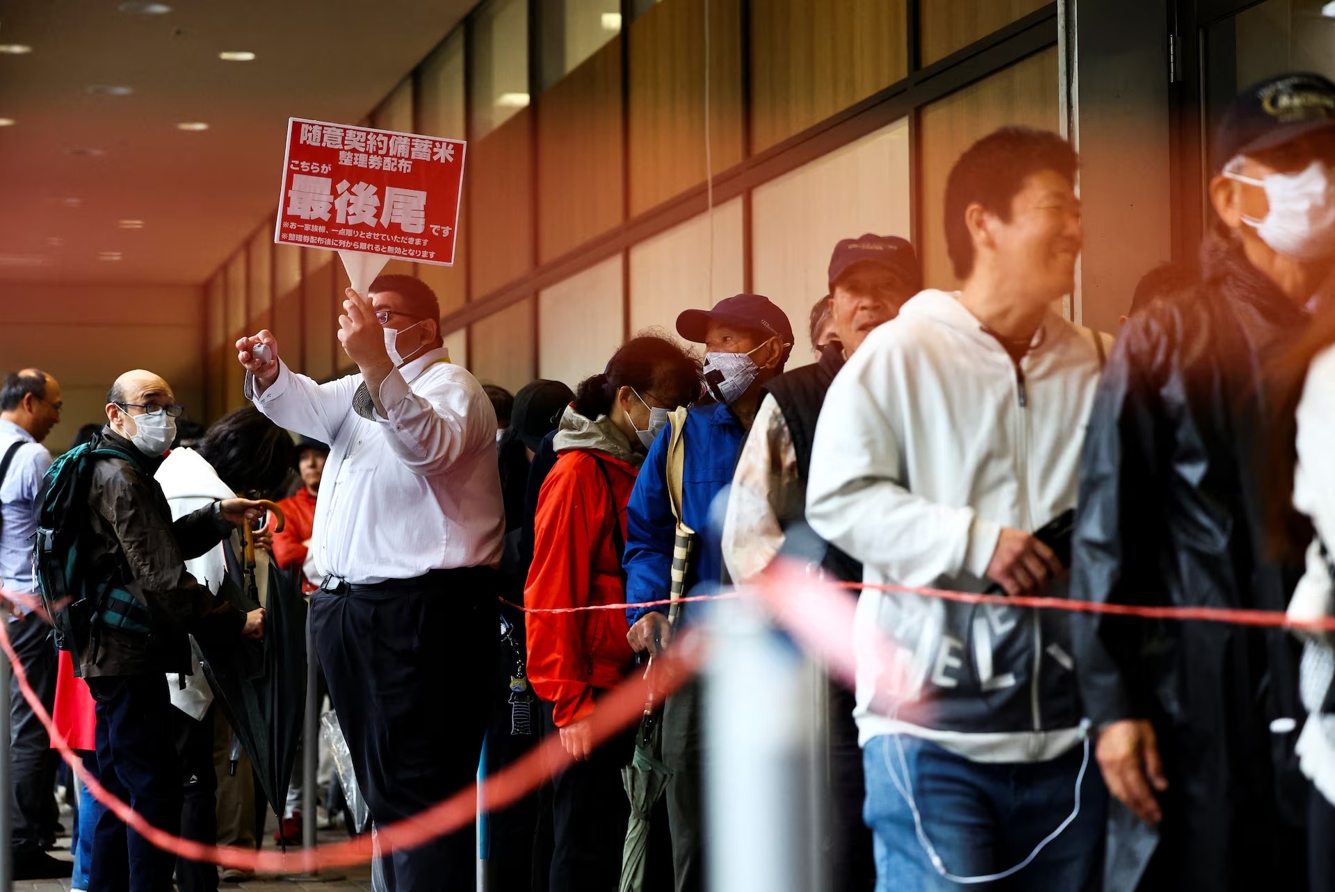 Nguoi Nhat xep hang duoi mua de mua gao gia re hinh anh