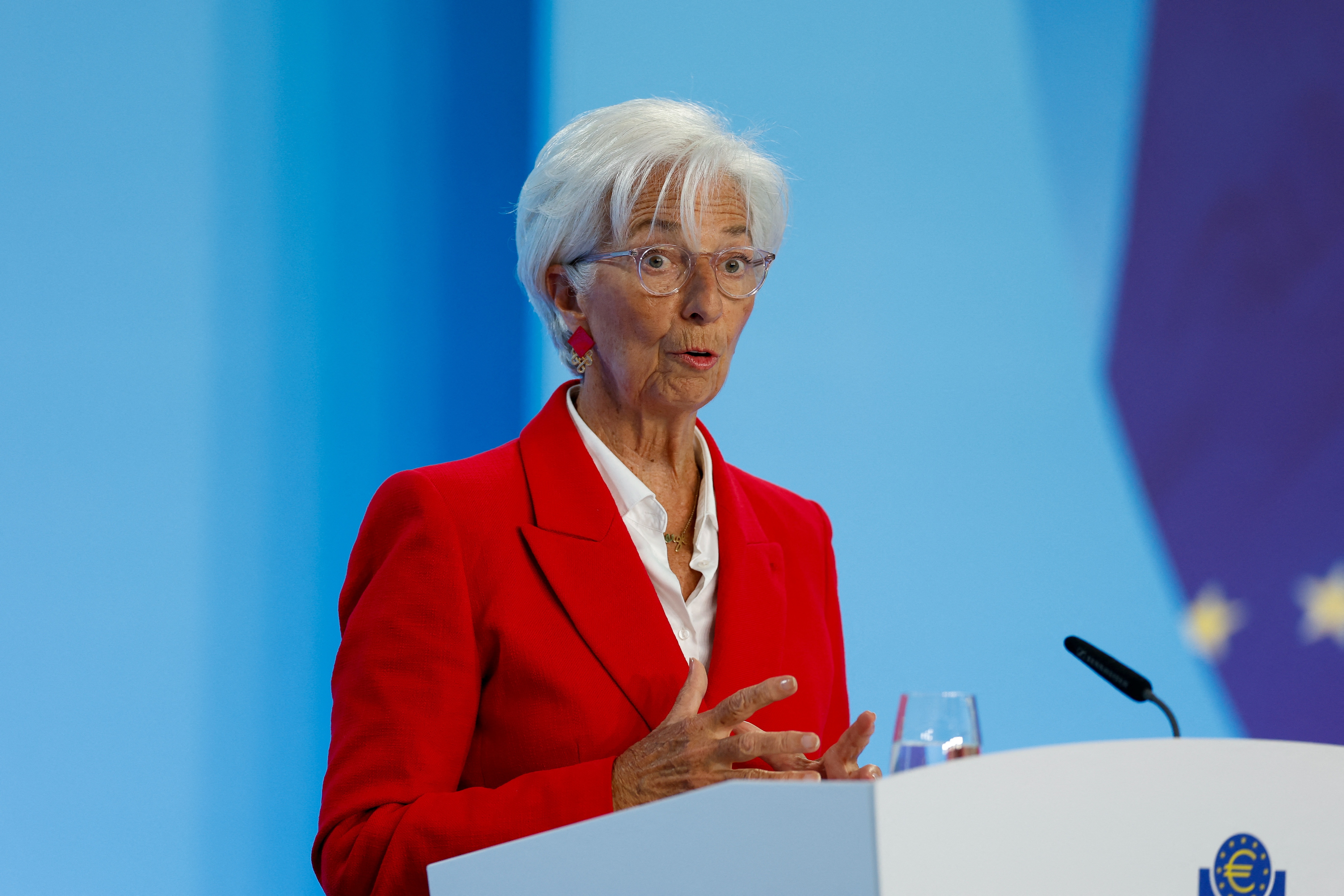 Chau Au ha lai suat xuong con 2%/nam hinh anh