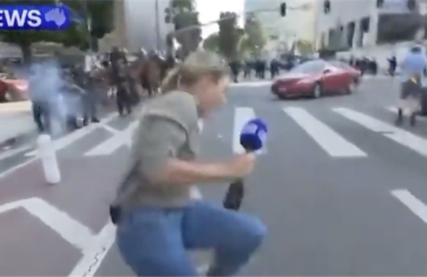 Nu phong vien bi ban trung khi dua tin cuoc bao dong tai Los Angeles hinh anh