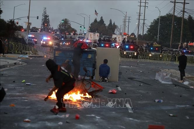 Thanh pho Los Angeles tiep tuc hon loan hinh anh