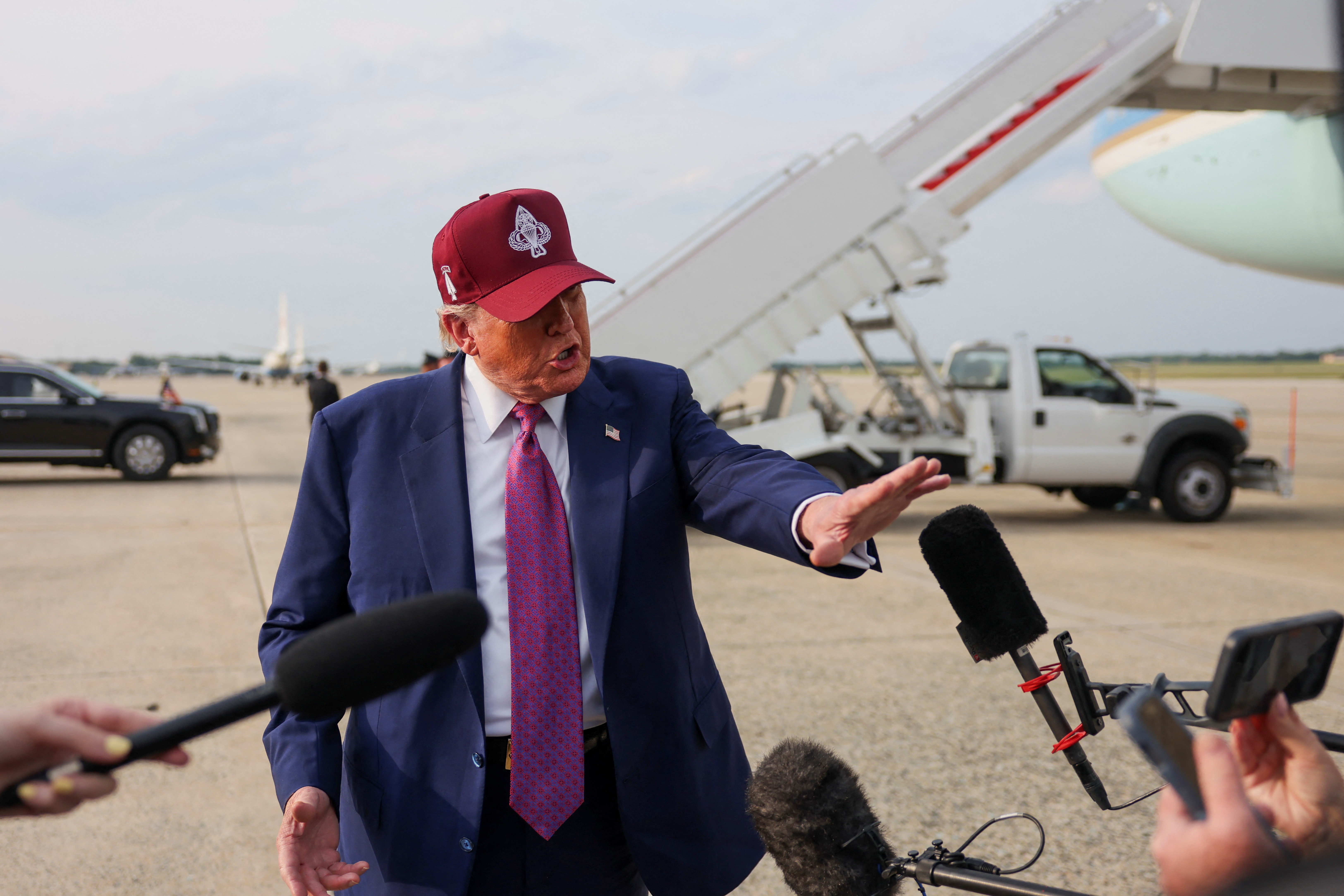 Ong Trump de ngo kha nang gia han dam phan thue quan den sau 8/7 hinh anh