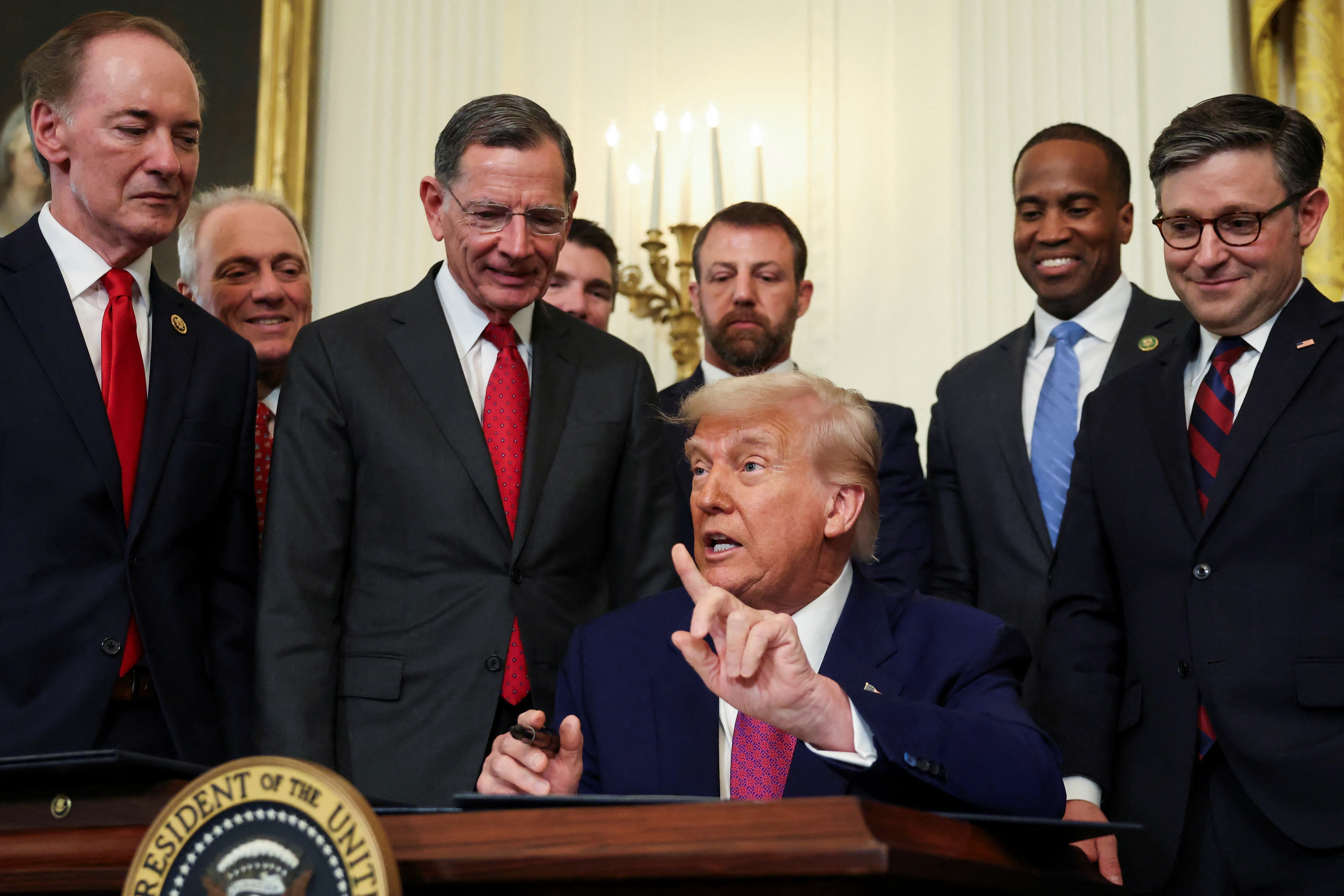 Ong Trump lai cham choc Elon Musk giua luc hai ben 'dinh chien' hinh anh