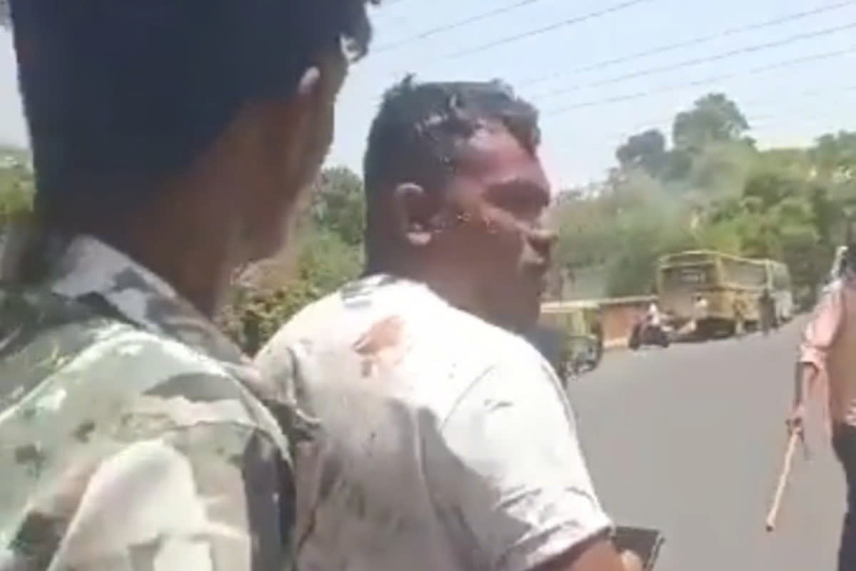 Nguoi song sot duy nhat buoc ra khoi hien truong roi may bay hinh anh