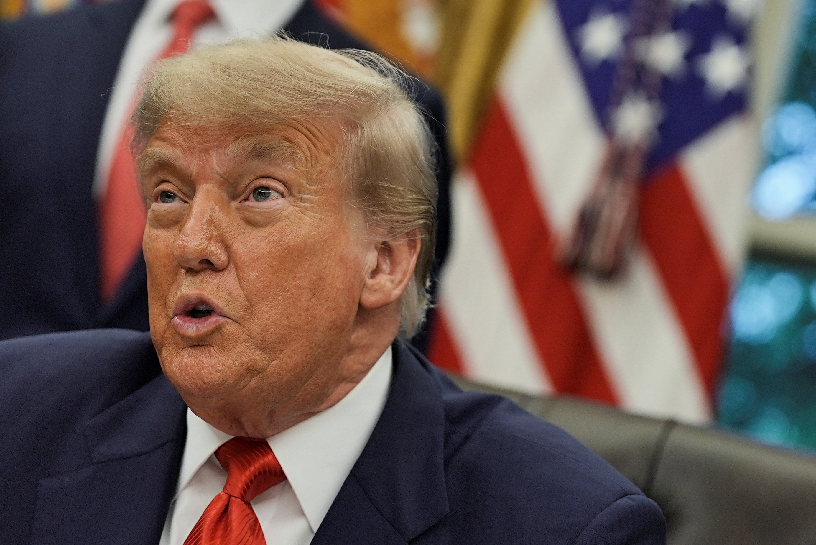 Ong Trump noi gian truoc tin 'giup Iran 30 ty USD xay co so hat nhan' hinh anh