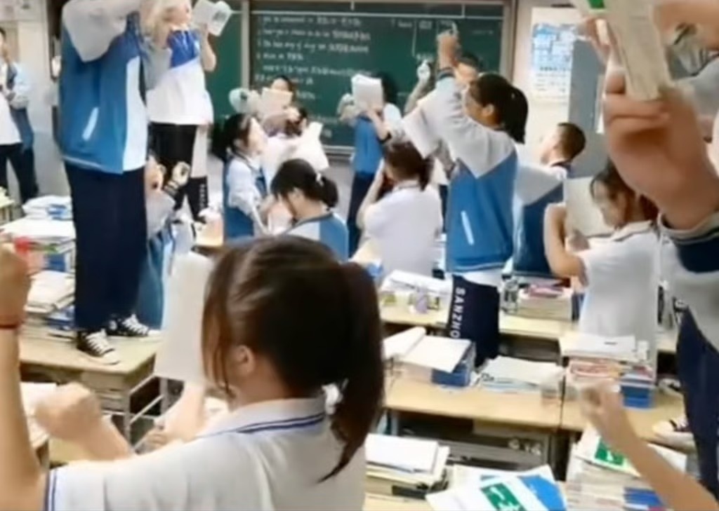 Trao luu vua hoc vua nhay gay tranh cai tai Trung Quoc hinh anh