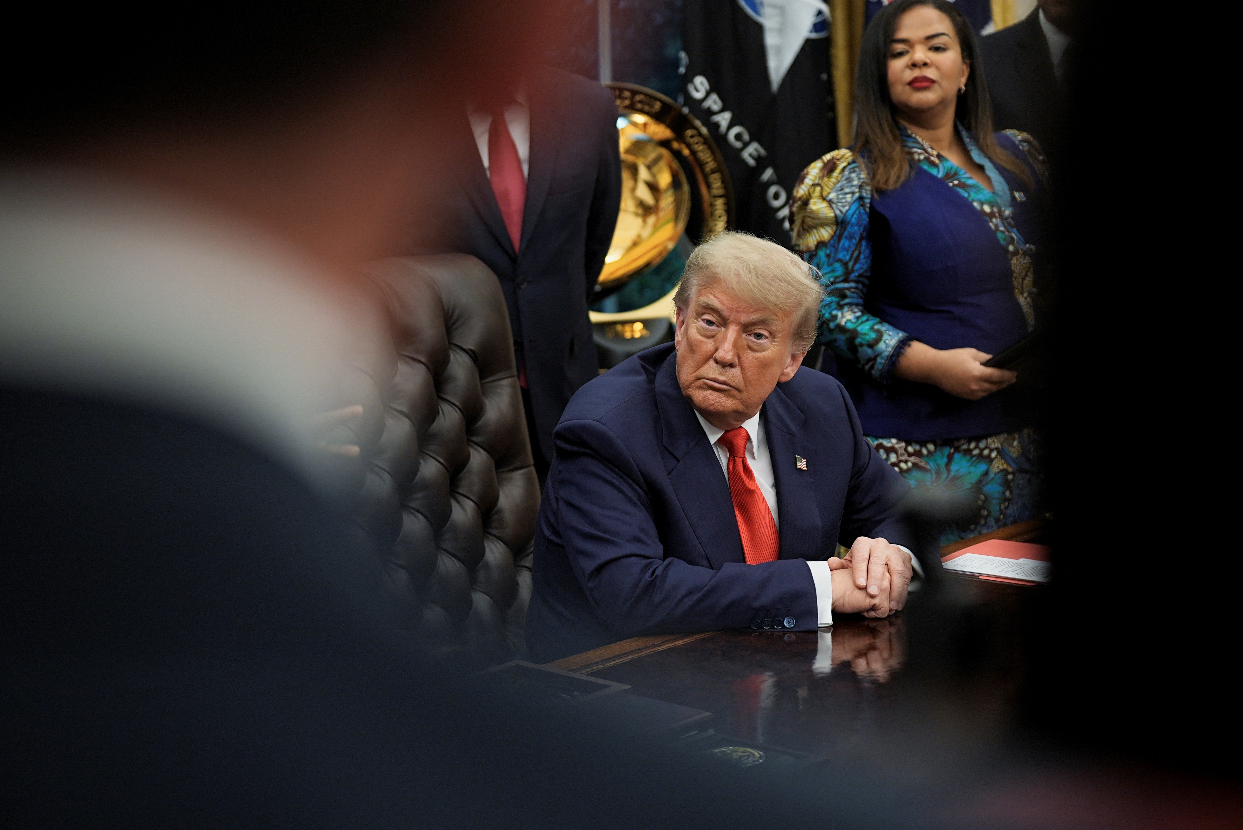 Phong cach moi cua ong Trump tai Phong Bau duc hinh anh