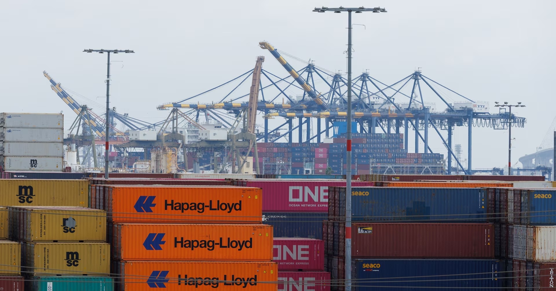 Dong chay hang hoa Trung Quoc doi huong hinh anh