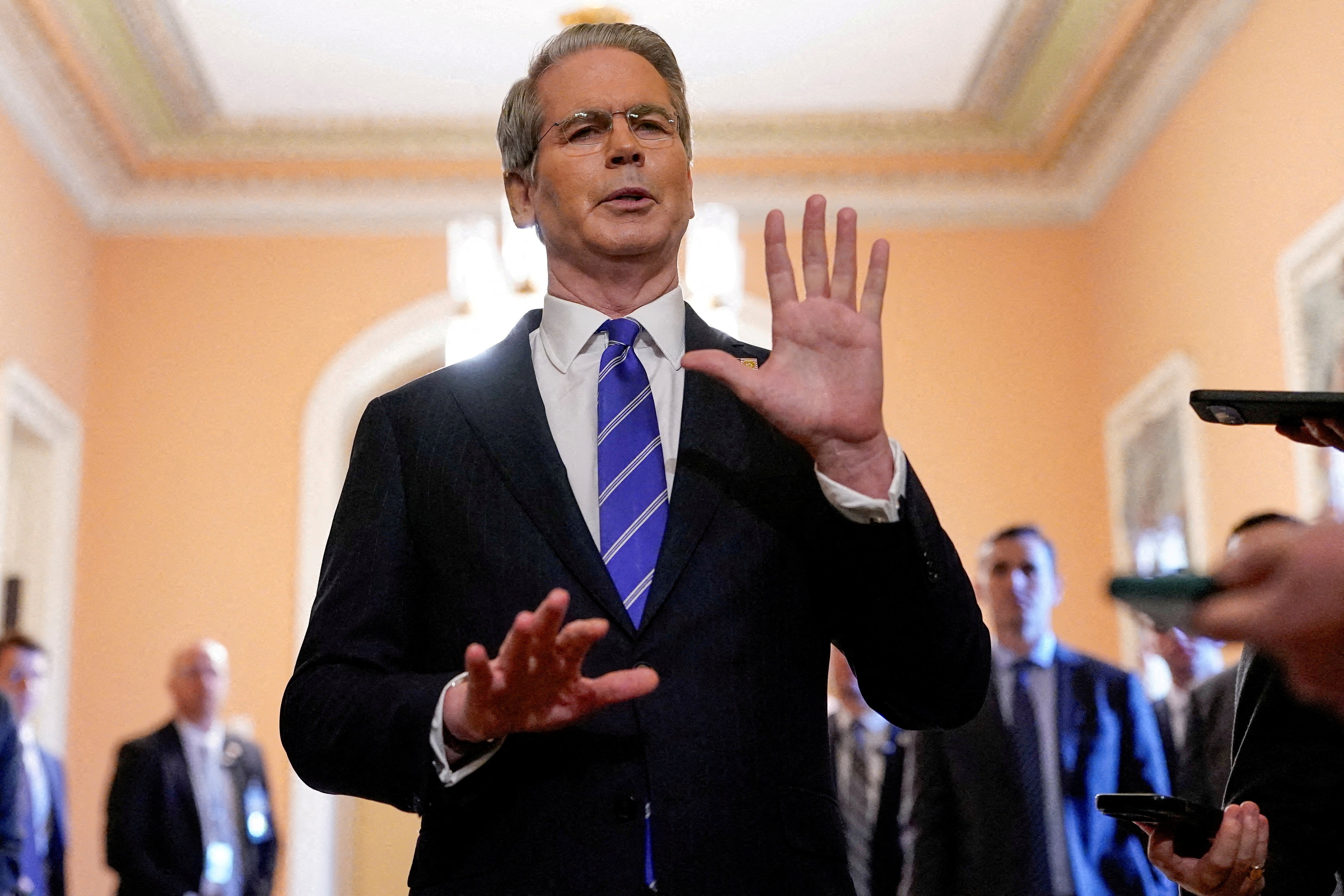 Ong Trump co the thu duoc 300 ty USD tien thue quan nam nay hinh anh