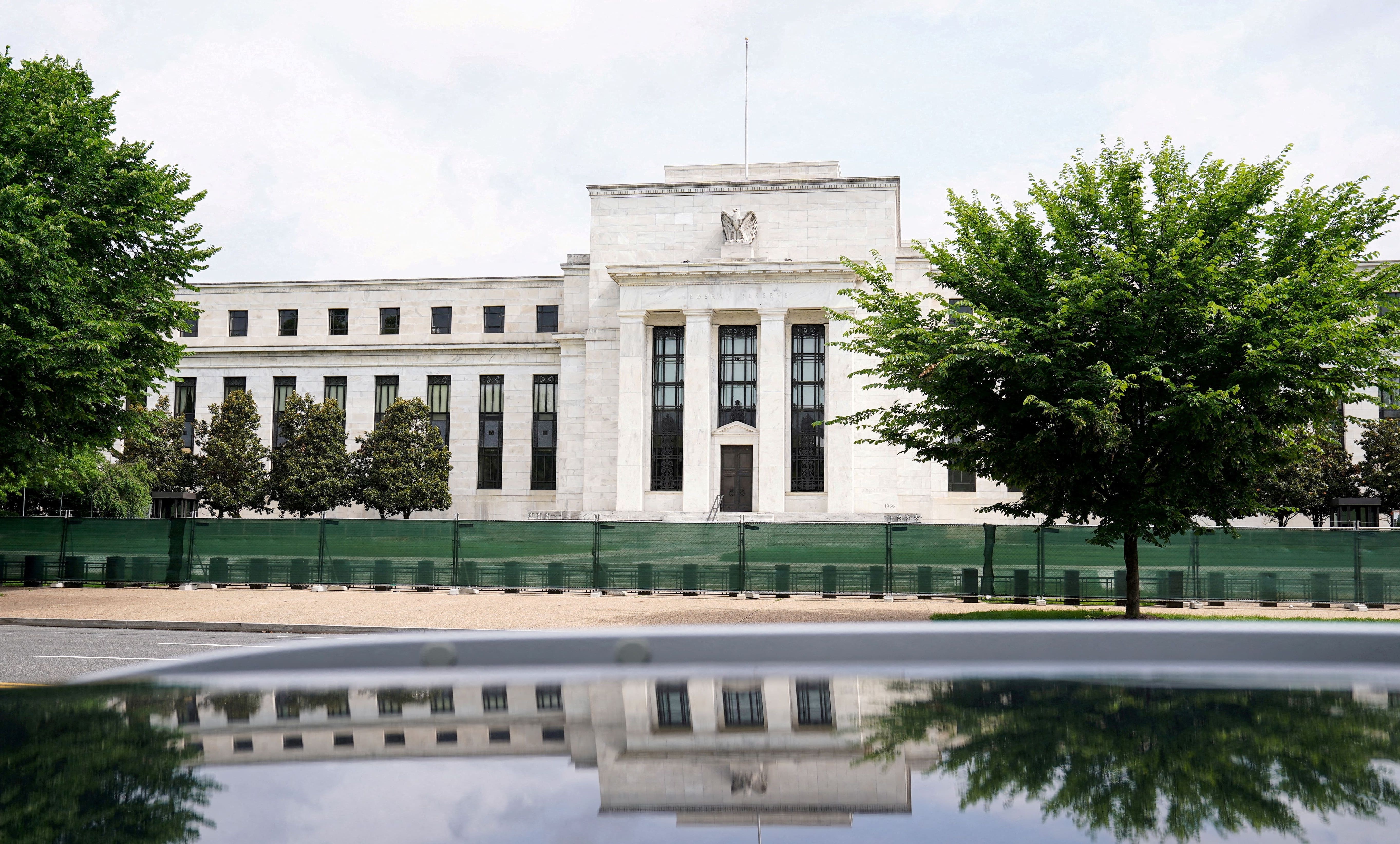 Ong Trump goi Powell la 'do ngoc', cao buoc Fed chi sai luat hinh anh