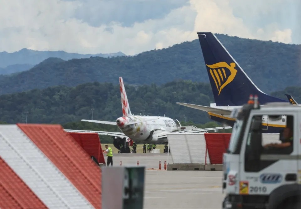 Italy: Hanh khach bi hut vao dong co may bay truoc gio cat canh hinh anh