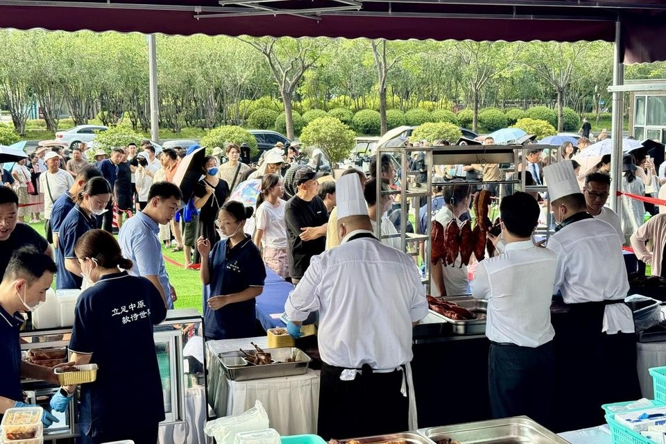 Khach san hang sang Trung Quoc song nho ban do an via he hinh anh