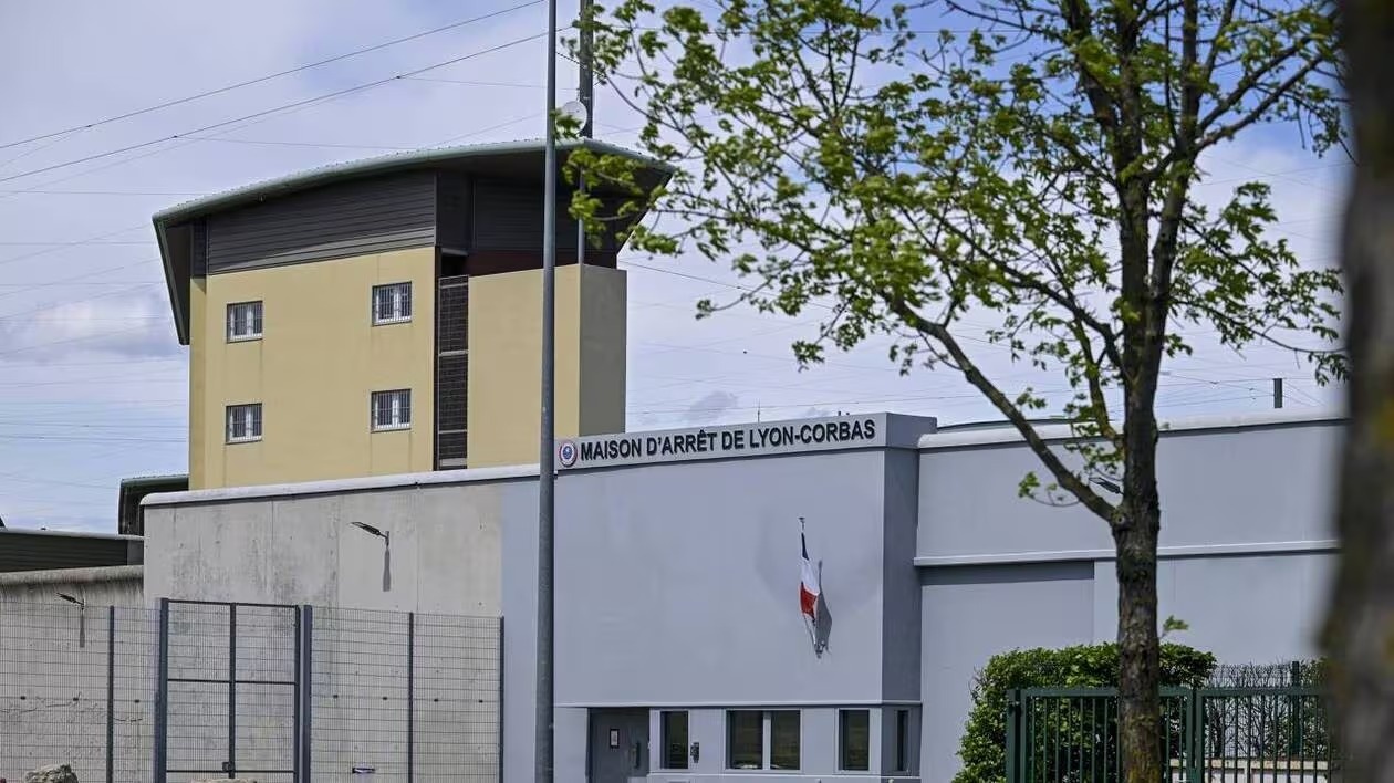 Tu nhan vuot nguc tron trong tui giat gay chan dong nuoc Phap hinh anh