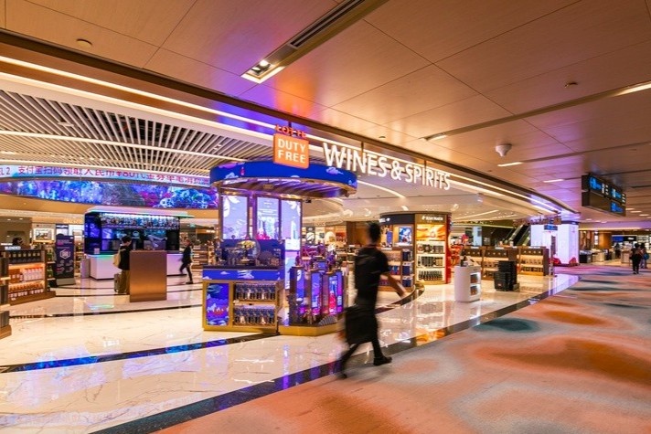 Hang hoa, do an o cac san bay Thai Lan, Singapore duoc ban the nao? hinh anh