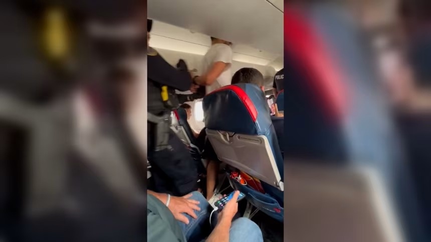 Hanh khach co mo cua thoat hiem, may bay phai ha canh khan hinh anh