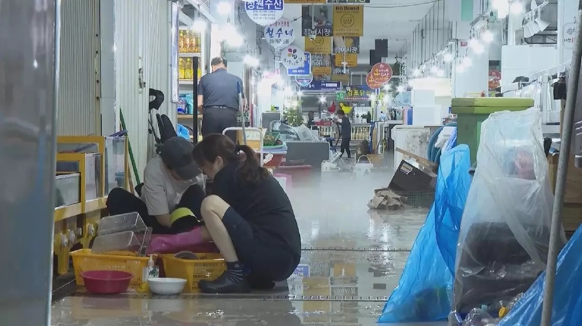 Tieu thuong Han Quoc bat dau don dep sau mua lu lich su hinh anh