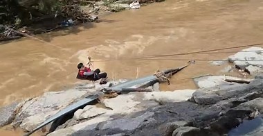 Nguoi dan duoc giai cuu bang zipline giua lu du o Han Quoc hinh anh