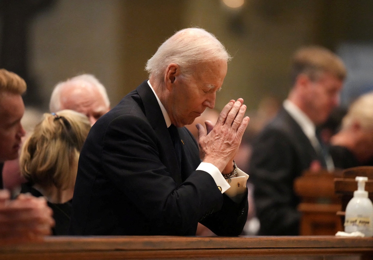 Dang Cong hoa 'bam duoi' qua khu, ong Biden tiep tuc bi goi ten hinh anh