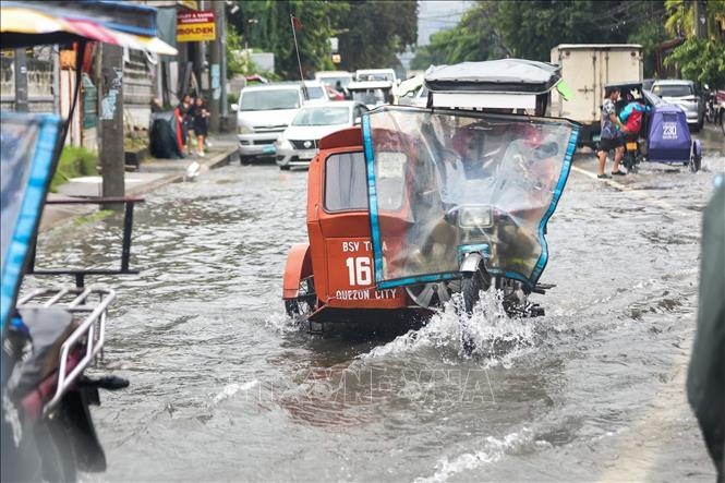 Hon 40.000 nguoi Philippines phai so tan vi lu lon sau bao Wipha hinh anh