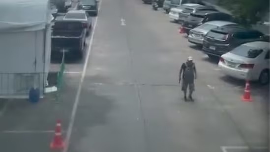 Khoanh khac cuoi cua tay sung tham sat 5 nguoi o Thai Lan hinh anh