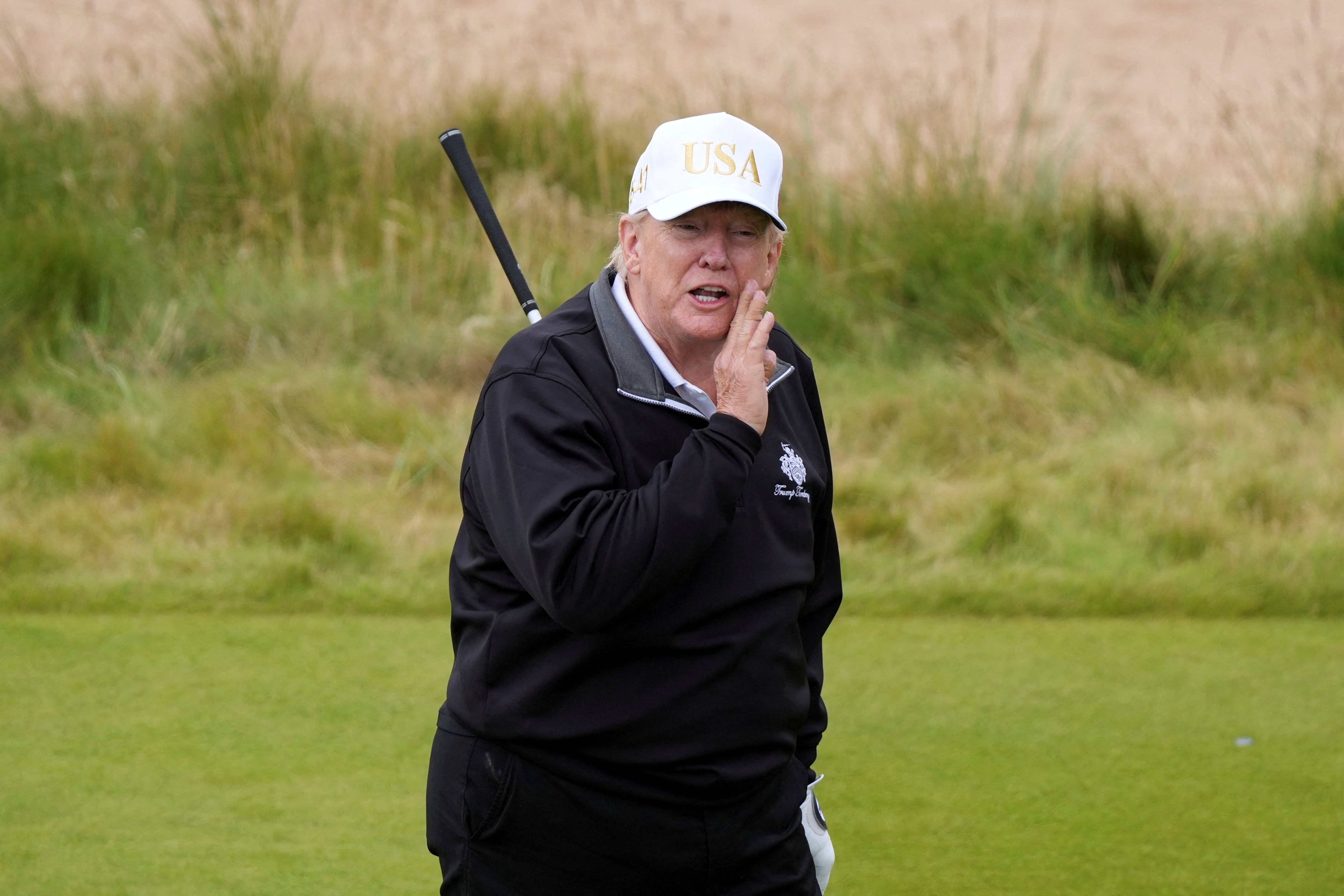 Ong Trump bi cu dan mang dat biet danh hinh anh