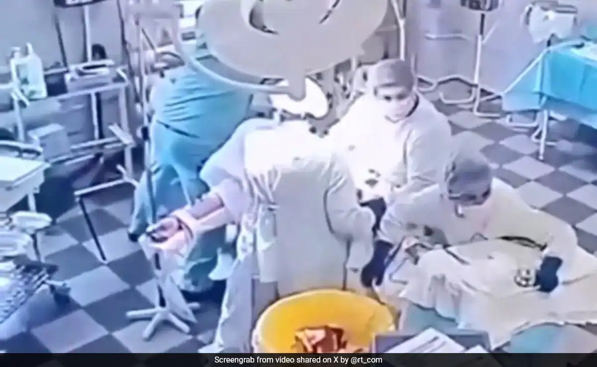 Bac si Nga giu chat benh nhan trong ca mo giua dong dat hinh anh