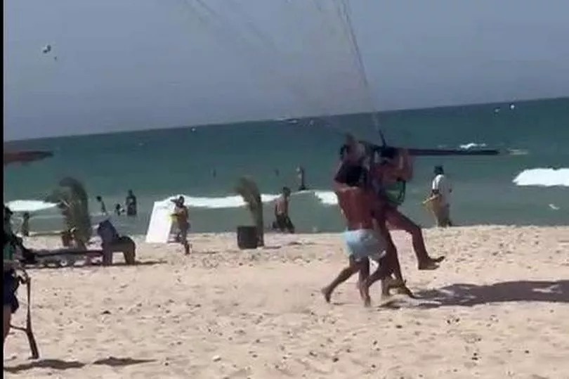 Nguoi phu nu Anh to bi tan cong tinh duc khi bay du luon hinh anh