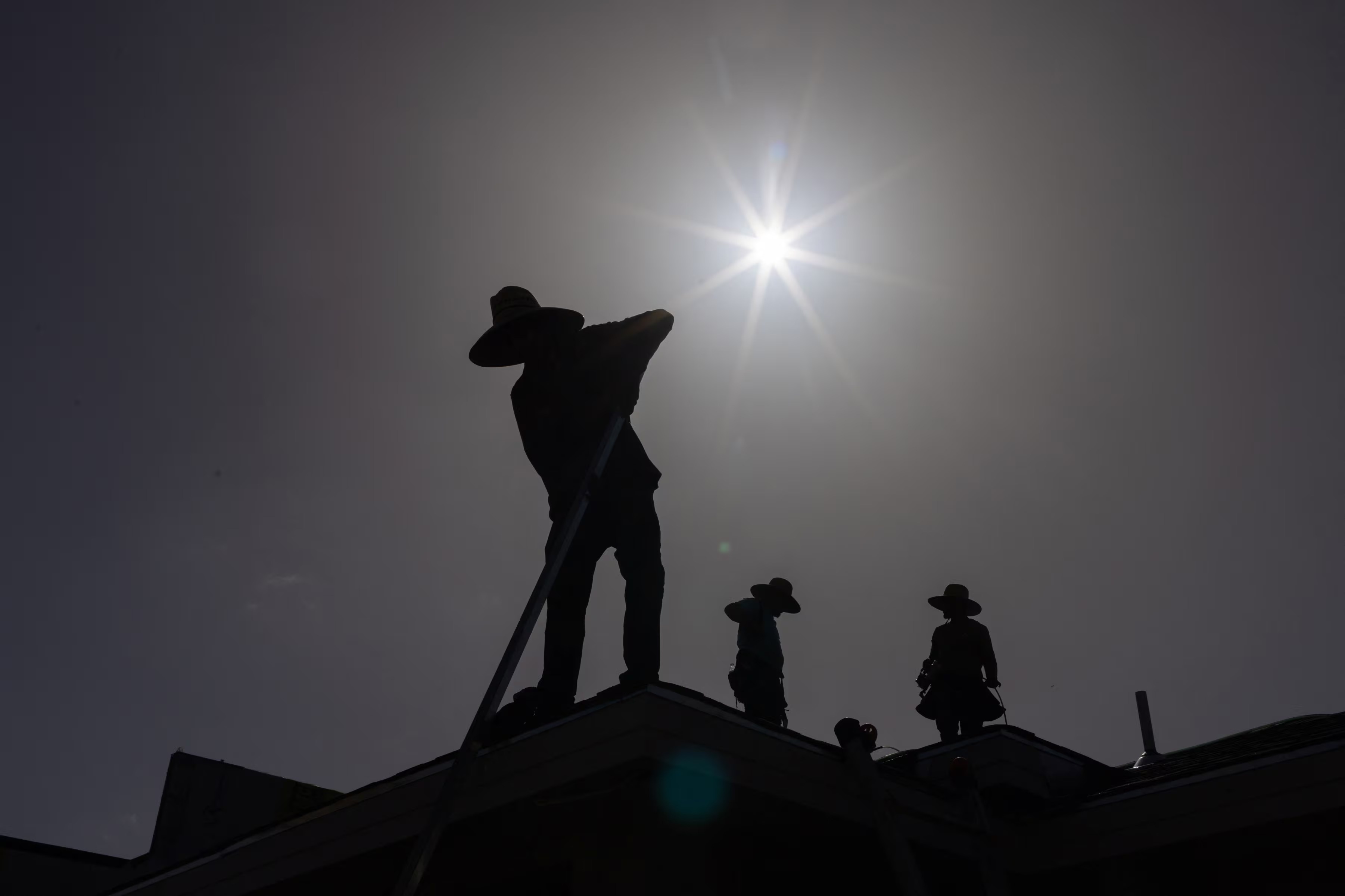 'Vom nhiet' la gi va vi sao no khien nang nong khac nghiet hon? hinh anh