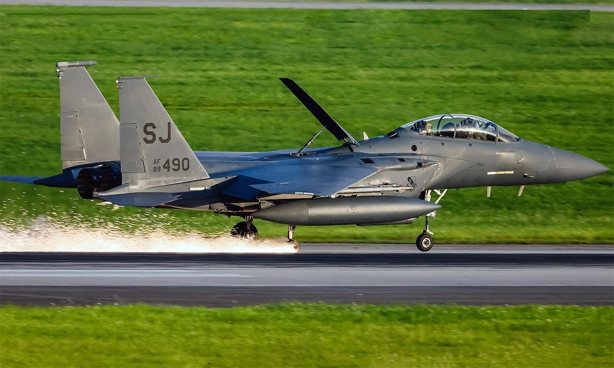 Tiem kich F-15 My toe lua khi ha canh hinh anh