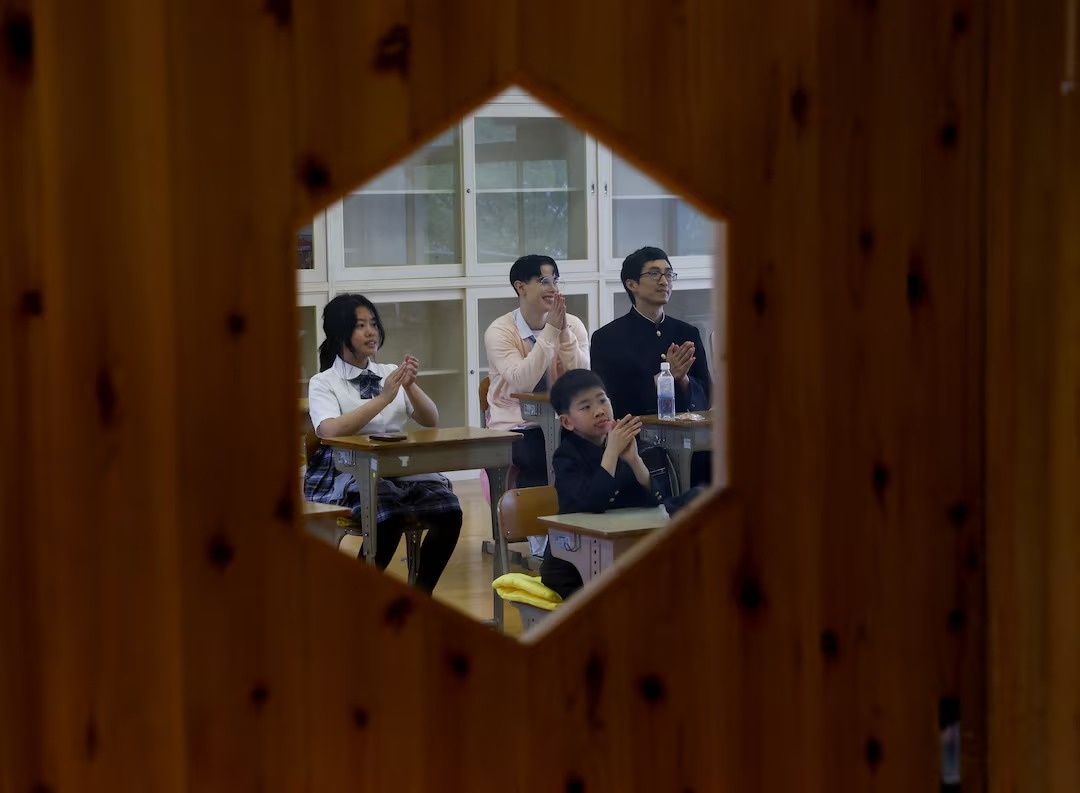 Nhat Ban dep bien thai quay len hoc duong hinh anh