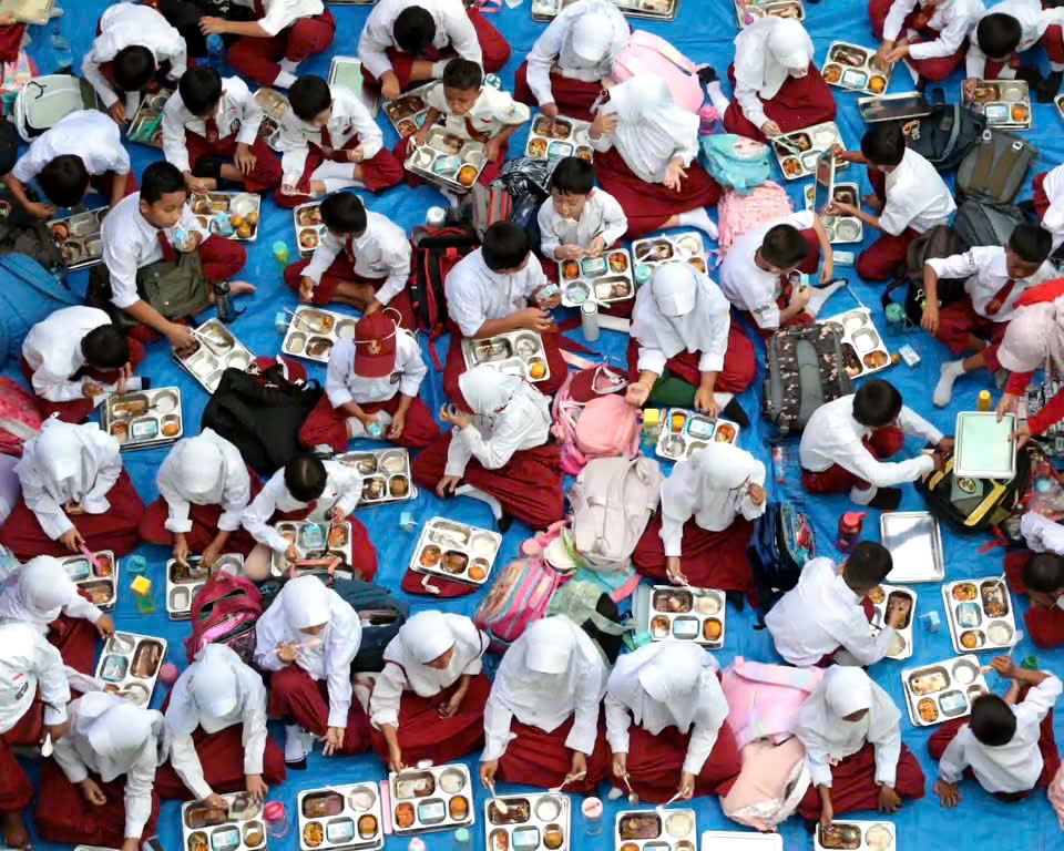 Hang tram nguoi ngo doc vi bua trua mien phi o Indonesia hinh anh