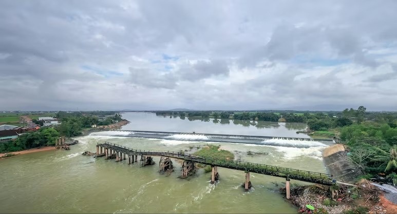 Dut day cap cau dang xay o Trung Quoc, 7 nguoi thiet mang hinh anh