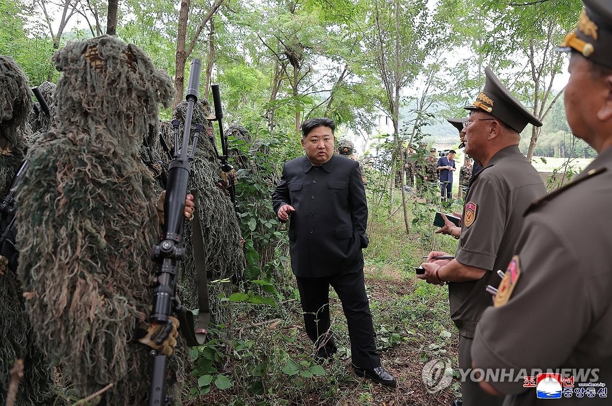 Kim Jong Un,  thi sat,  Linh ban tia,  Quan doi Trieu Tien,  Sung truong ban tia,  Can cu huan luyen,  Tap tran Han Quoc anh 5