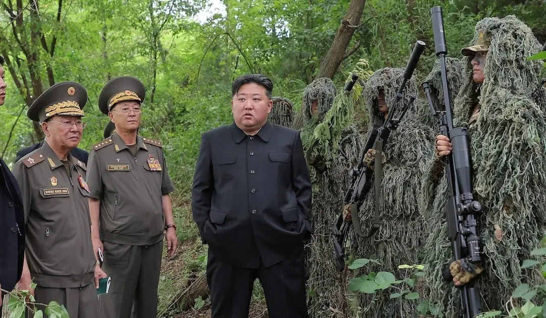 Ong Kim Jong Un thi sat linh ban tia hinh anh