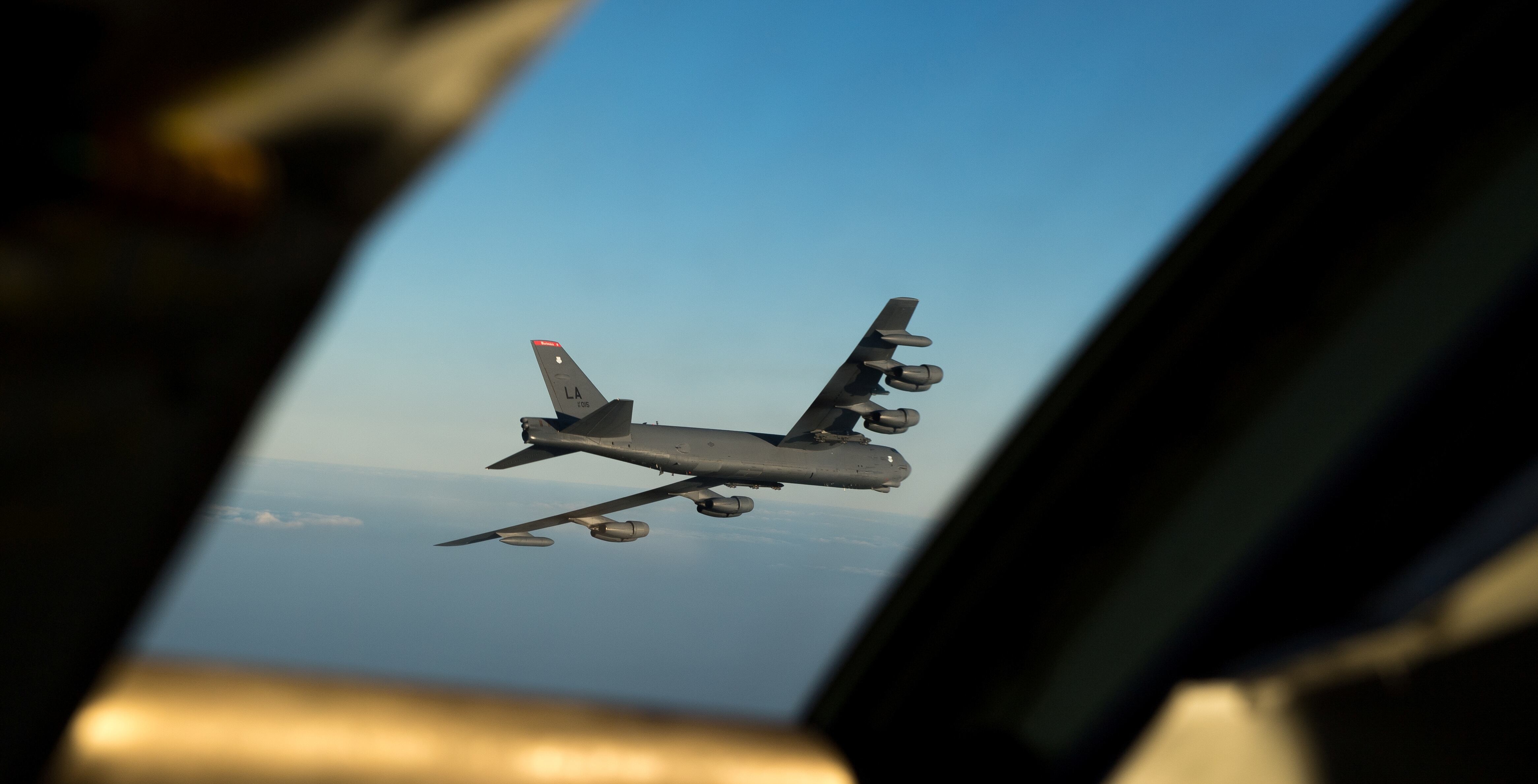 May bay B-52 cua My suyt va cham kep chi trong vai phut hinh anh