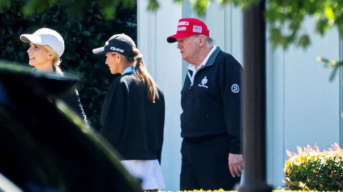 Ong Trump di danh golf giua tin don 'qua doi' hinh anh