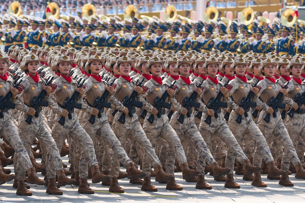 Don pizza tiet lo Lau Nam Goc tang ca xem duyet binh Trung Quoc hinh anh