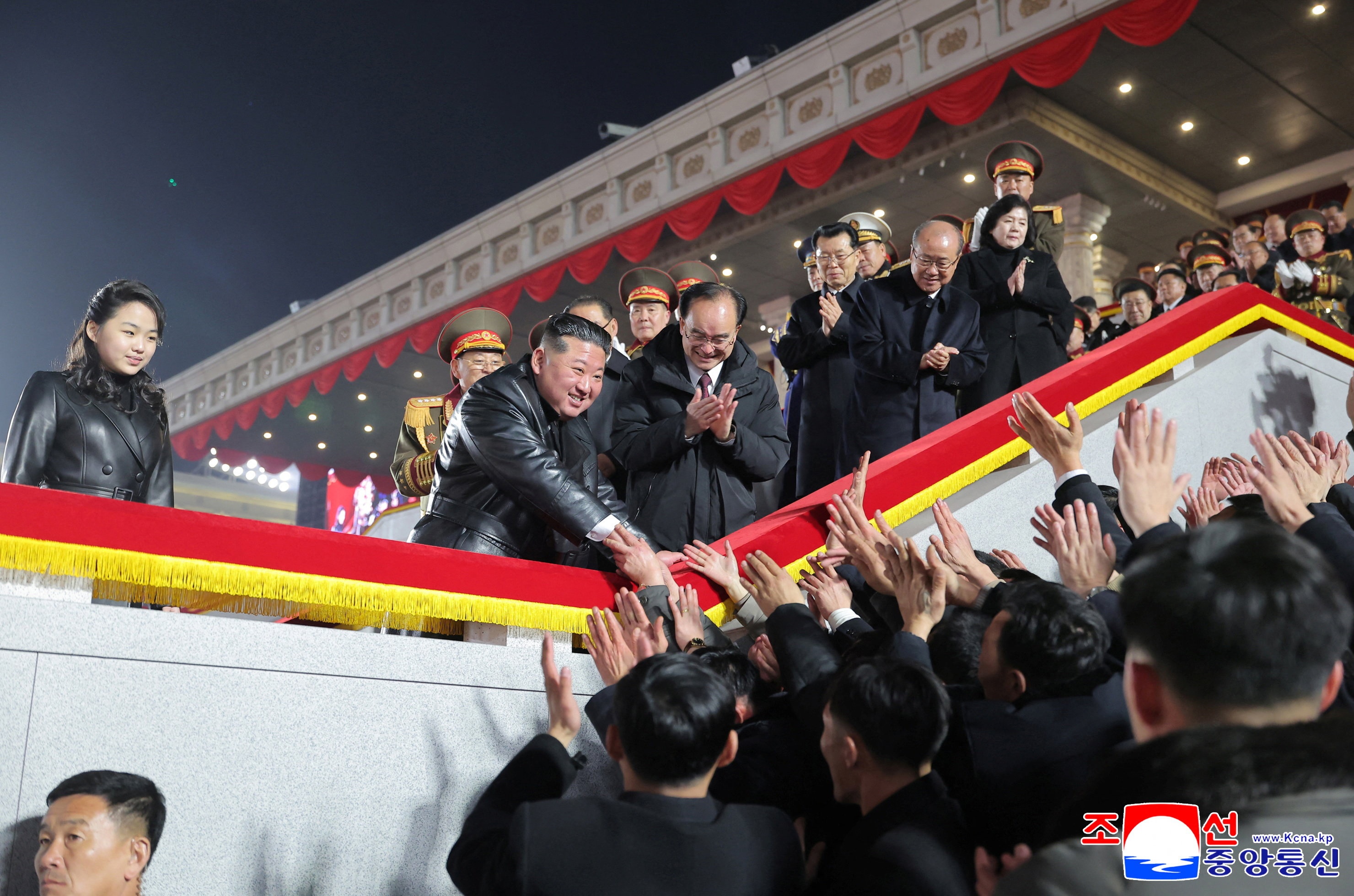 Con gai ong Kim Jong Un gay chu y tai le duyet binh dem Trieu Tien hinh anh