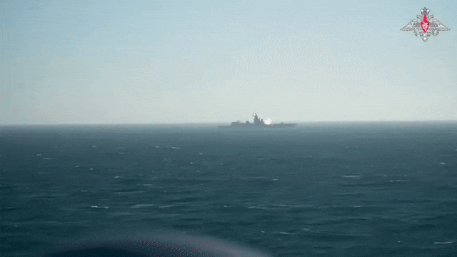 Nga thu ten lua tam trung gan 1.000 km, phong tu tau chien hinh anh