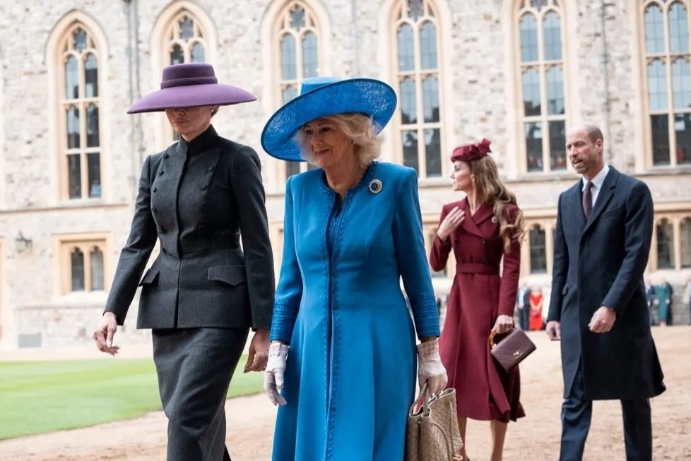 An y trang phuc cua Hoang gia Anh va vo chong ong Trump hinh anh