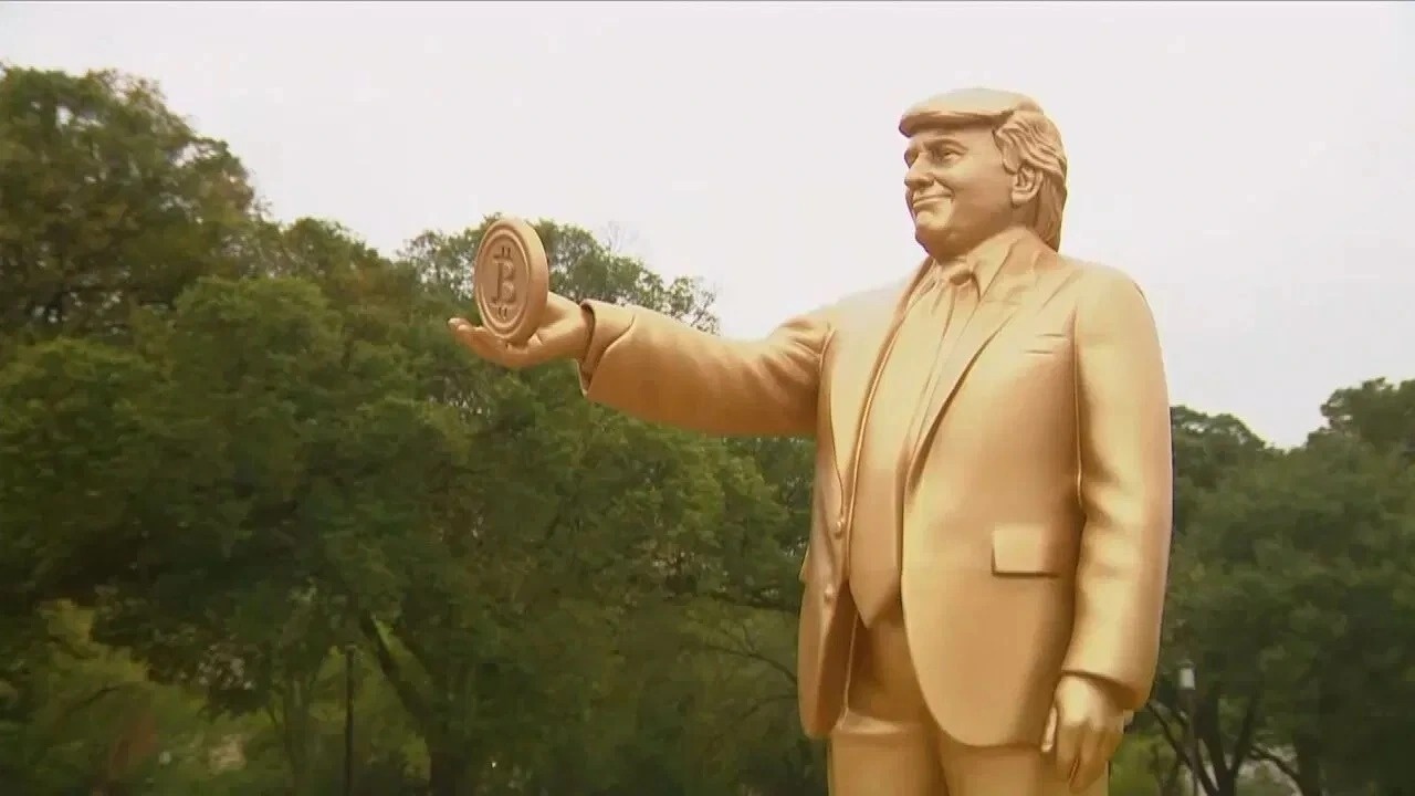 Bất ngờ xuất hiện tượng vàng ông Trump cầm Bitcoin