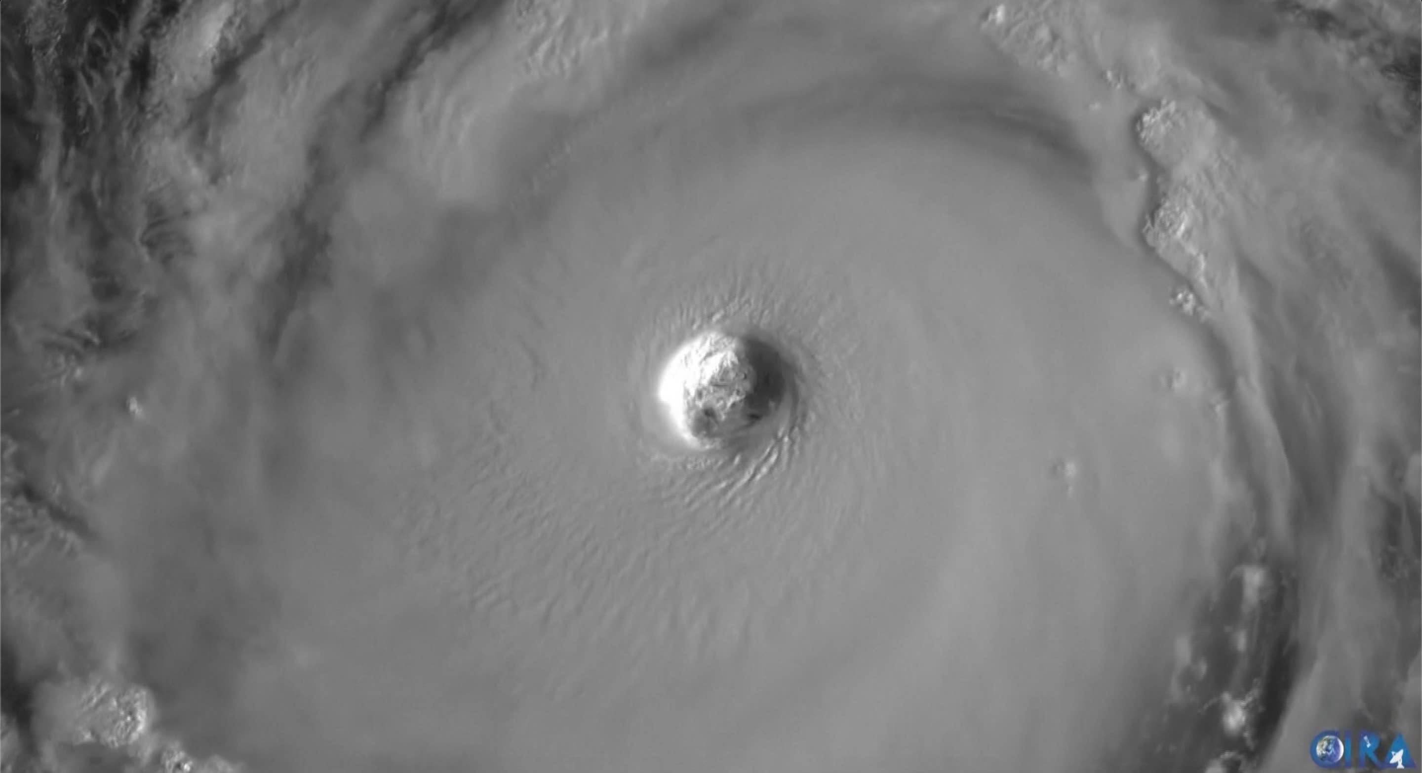 Bao Ragasa 'lao nhu bay' tren Bien Dong hinh anh